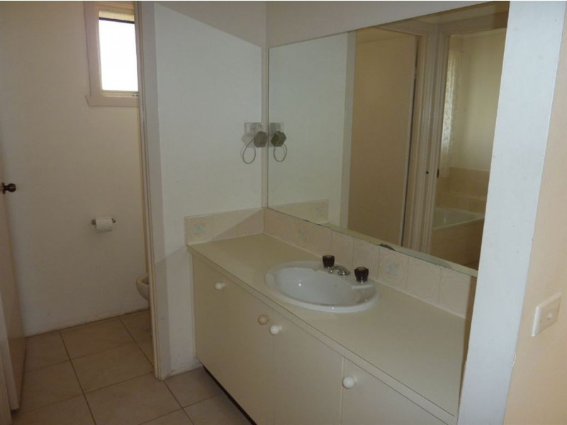 65 Oaktree Drive, Hampton Park VIC 3976