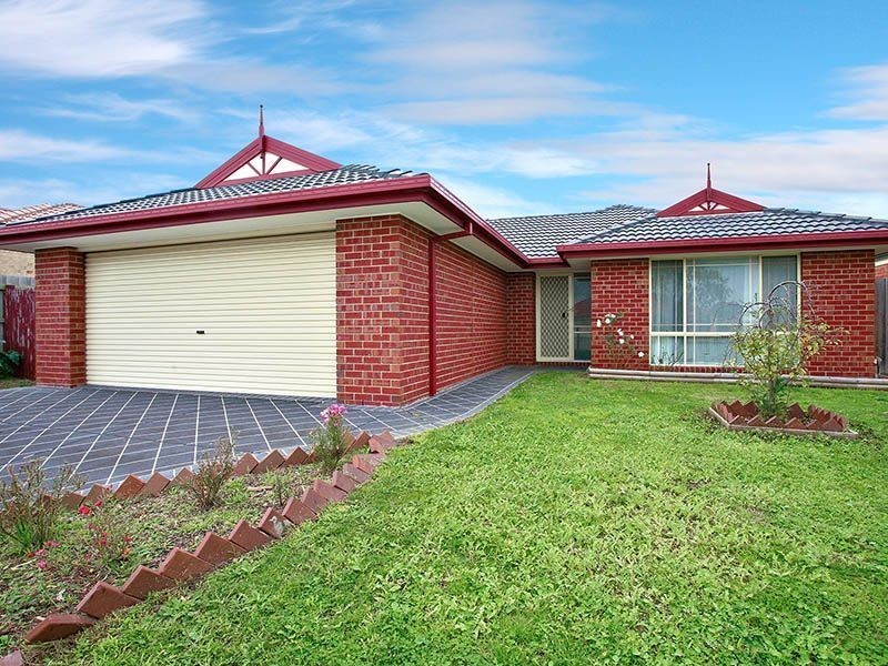 28 Hasluck Crescent, Lynbrook VIC 3975