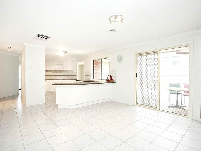 28 Hasluck Crescent, Lynbrook VIC 3975