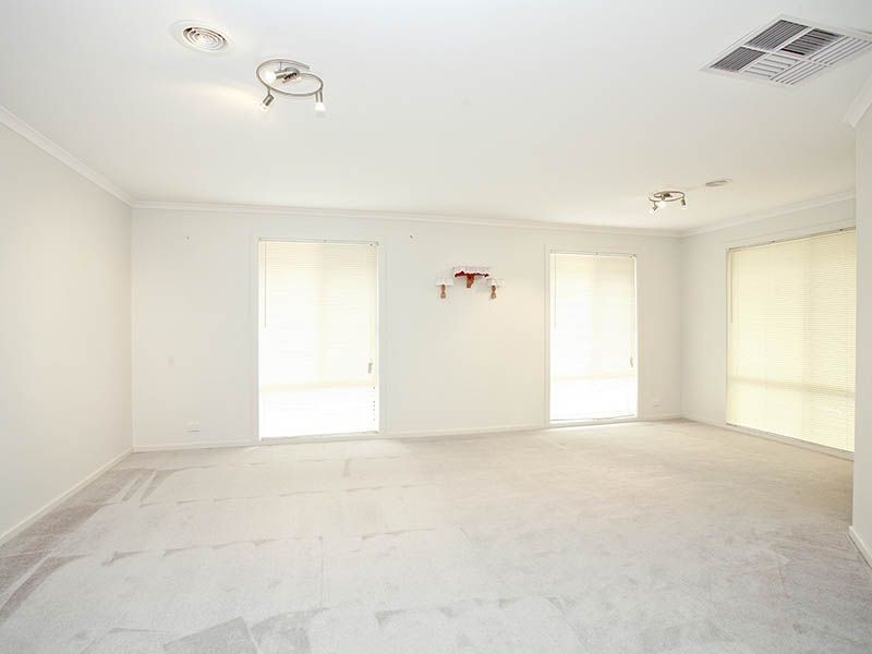 28 Hasluck Crescent, Lynbrook VIC 3975