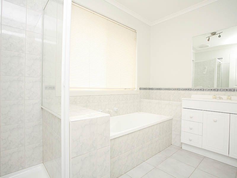 28 Hasluck Crescent, Lynbrook VIC 3975