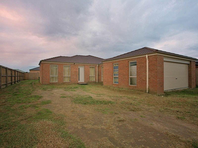 8 Desert Rose Court, Cranbourne North VIC 3977