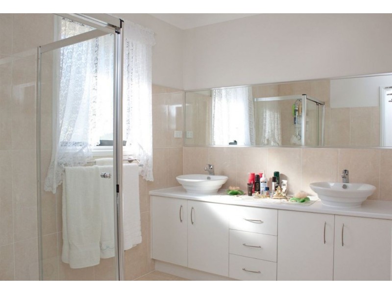 24 Highland Drive, Pakenham VIC 3810