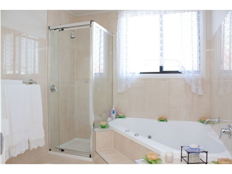 24 Highland Drive, Pakenham VIC 3810