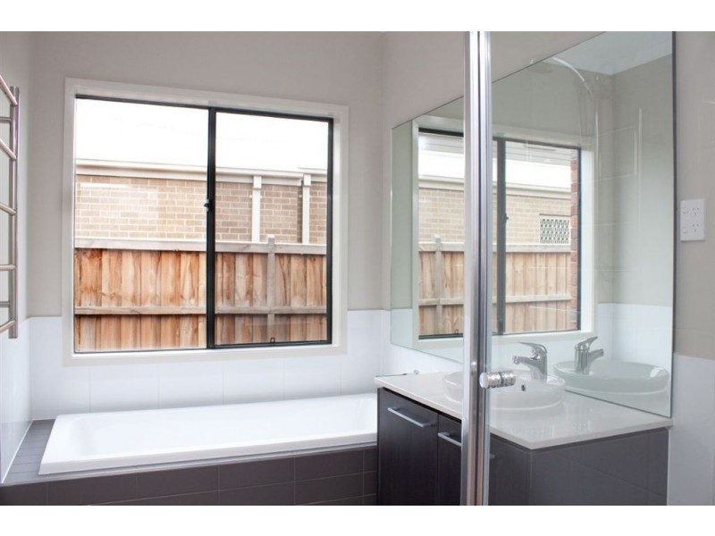 41 Nature Circuit, Cranbourne North VIC 3977