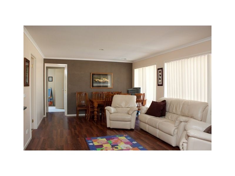 9 Manor Court, Cranbourne East VIC 3977