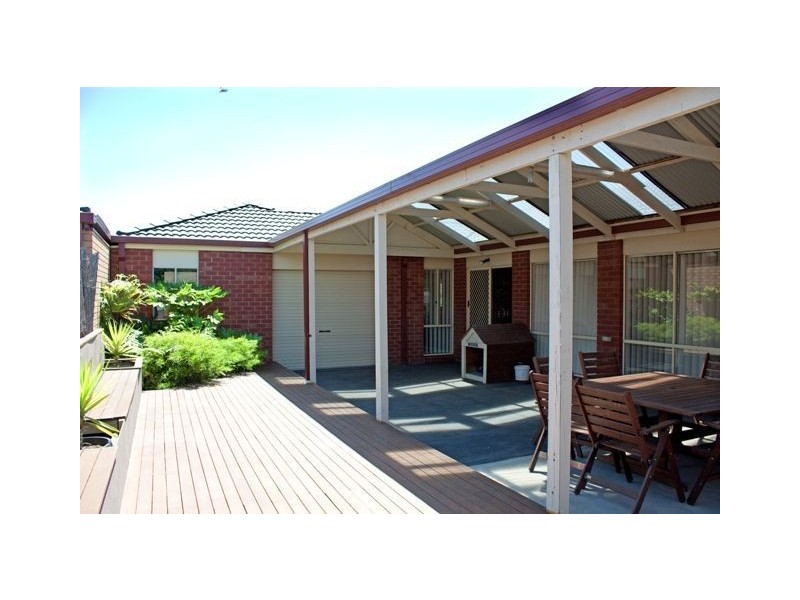 9 Manor Court, Cranbourne East VIC 3977