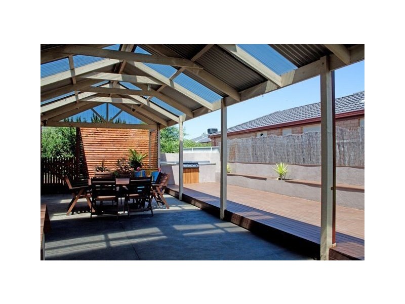 9 Manor Court, Cranbourne East VIC 3977