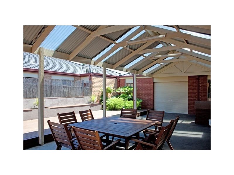 9 Manor Court, Cranbourne East VIC 3977