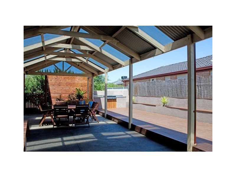 9 Manor Court, Cranbourne East VIC 3977