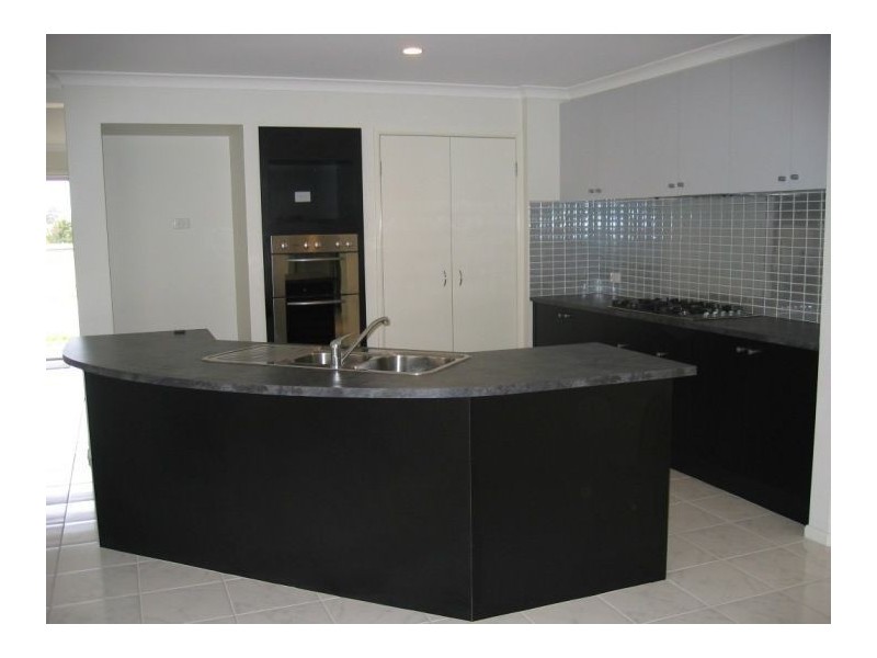 33 Moreton Bay Boulevard, Lyndhurst VIC 3975