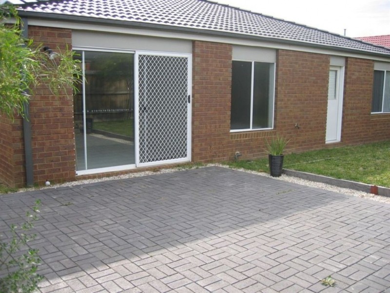 33 Moreton Bay Boulevard, Lyndhurst VIC 3975