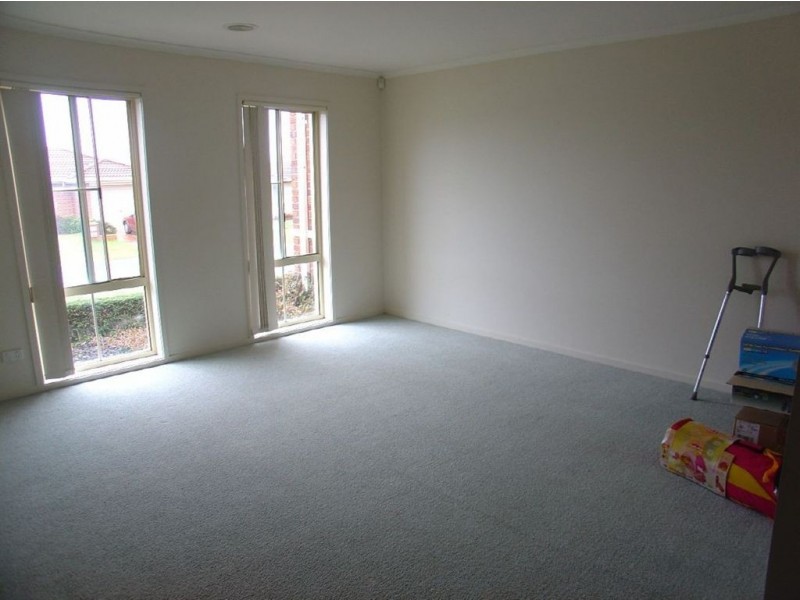 2 The Eyrie, Hampton Park VIC 3976