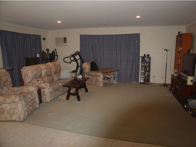 2 The Eyrie, Hampton Park VIC 3976