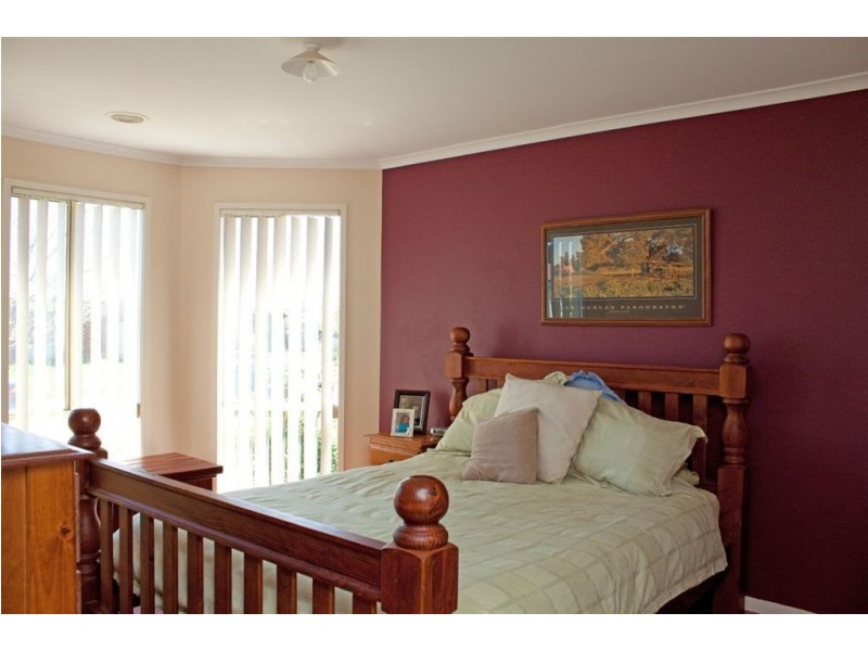 9 Manor Court, Cranbourne East VIC 3977