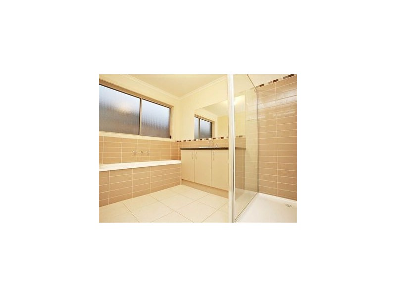 8 Desert Rose Crt, Cranbourne VIC 3977