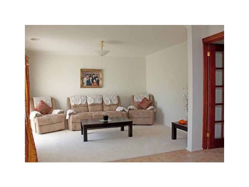 8 Dunoon Road, Narre Warren South VIC 3805