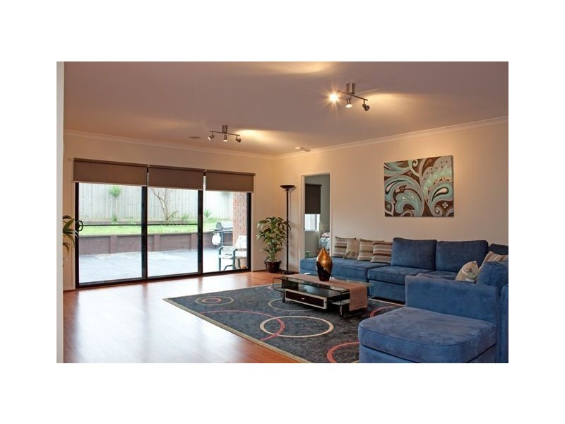 8 Rose Bush Court, Lyndhurst VIC 3975