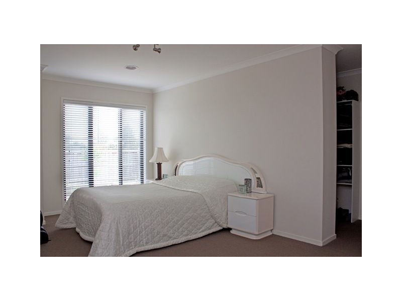 8 Rose Bush Court, Lyndhurst VIC 3975