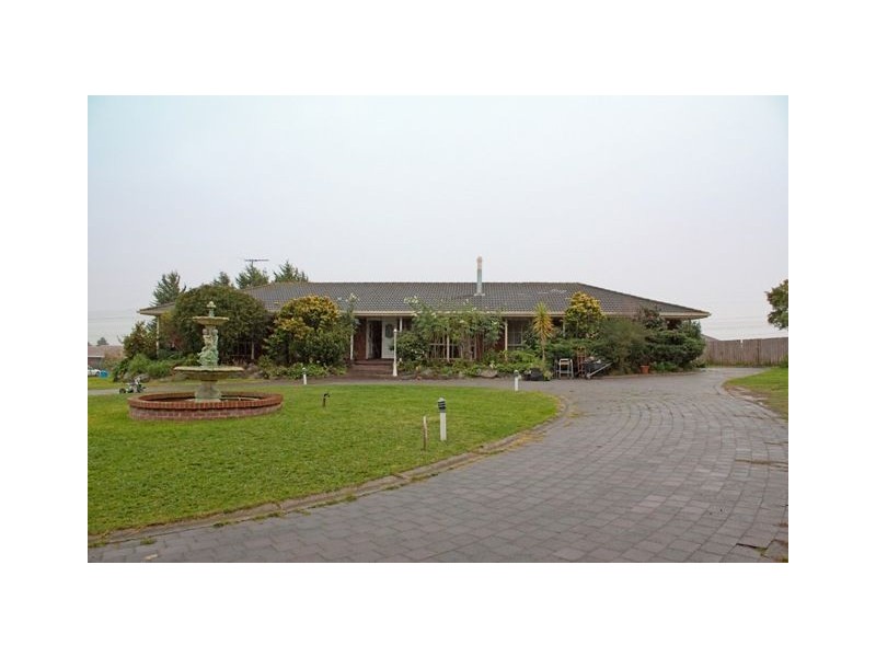 18 Phelan Drive, Cranbourne North VIC 3977