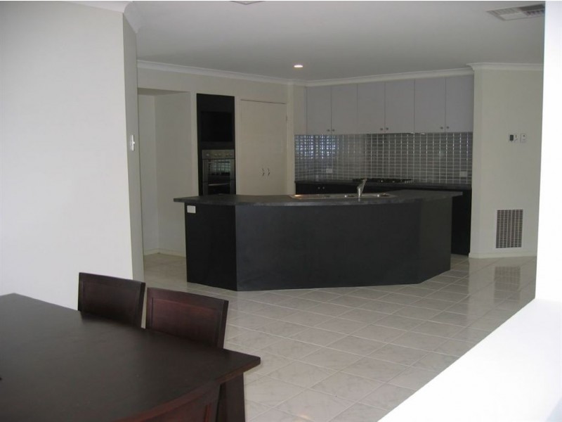 33 Moreton Bay Boulevard, Lyndhurst VIC 3975