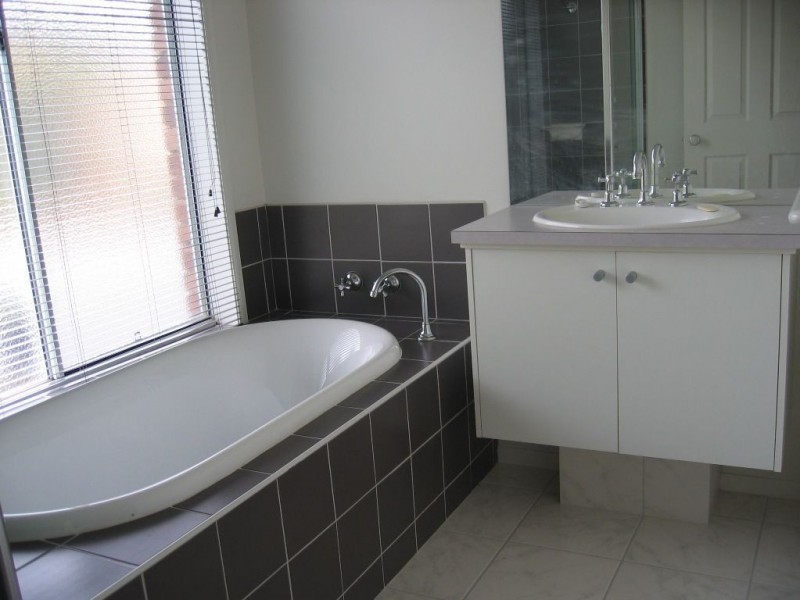 33 Moreton Bay Boulevard, Lyndhurst VIC 3975