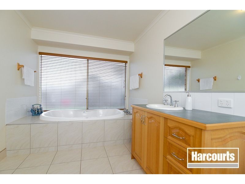 9 Beech Place, Hallam VIC 3803