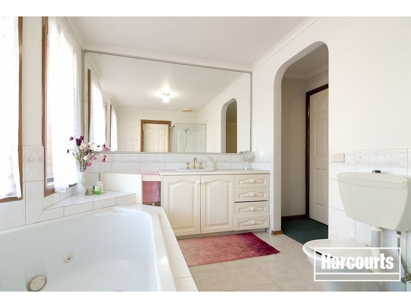5 Hinrichsen Drive, Hallam VIC 3803