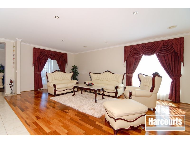 8 Palais Close, Narre Warren South VIC 3805