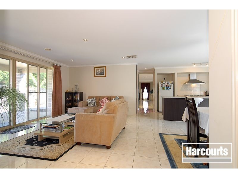 8 Palais Close, Narre Warren South VIC 3805