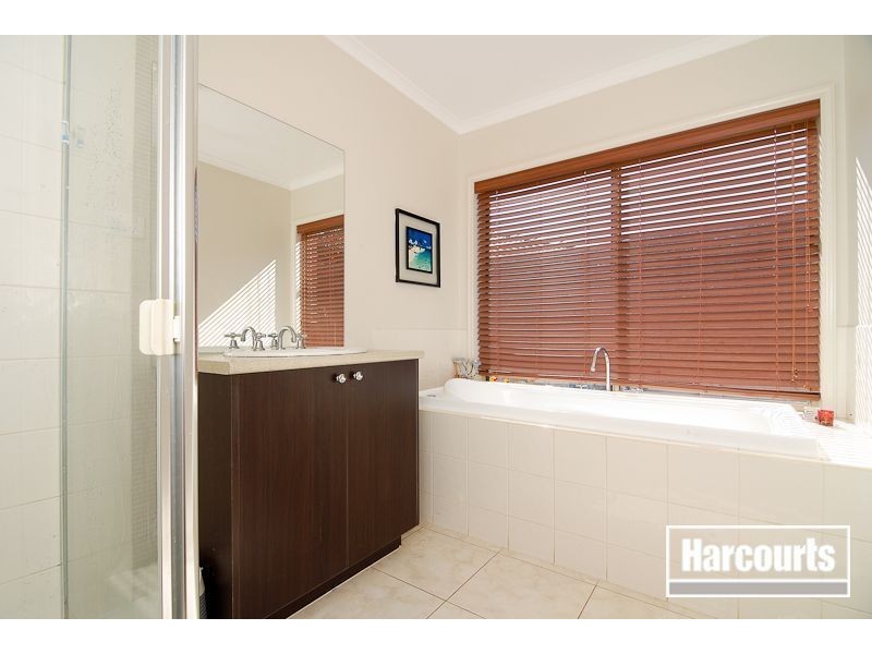 8 Palais Close, Narre Warren South VIC 3805