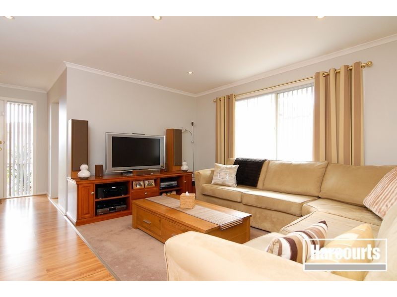 32 Manatoka Crescent, Hampton Park VIC 3976