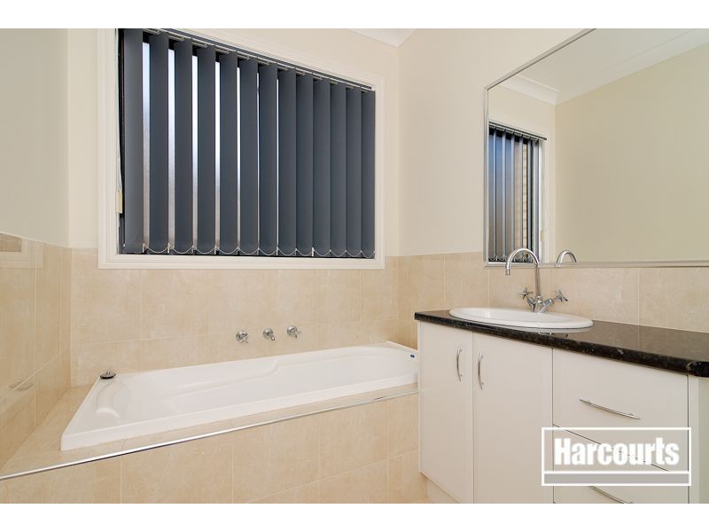 21 Baynton Crescent, Lynbrook VIC 3975