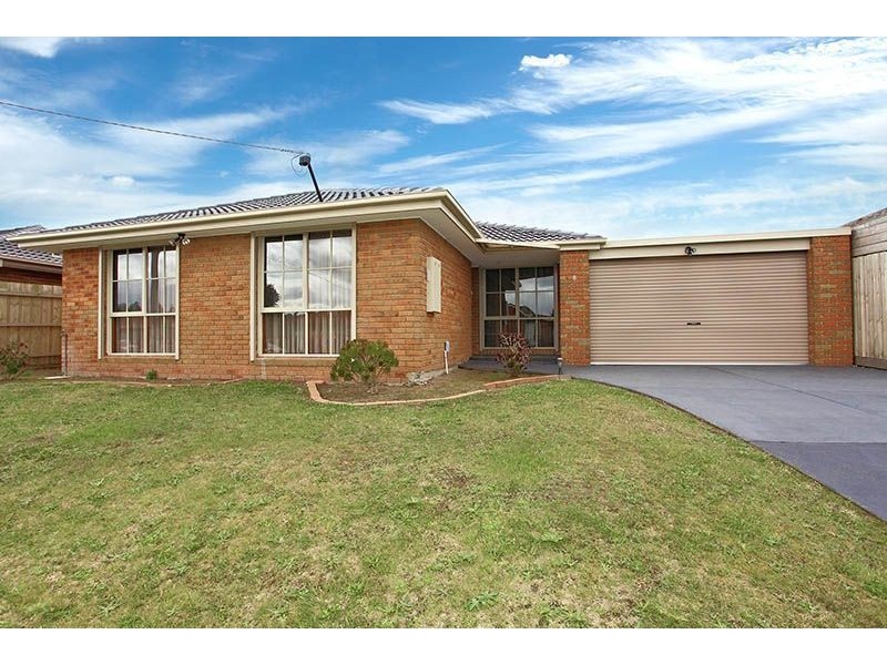 8 Sapphire Drive, Hampton Park VIC 3976