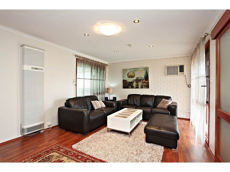 8 Sapphire Drive, Hampton Park VIC 3976