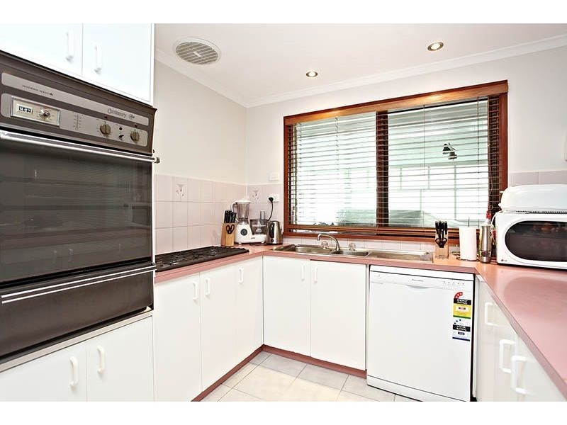 8 Sapphire Drive, Hampton Park VIC 3976