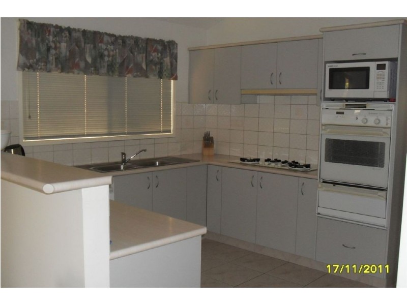 31 Horsefield Street, Cranbourne North VIC 3977