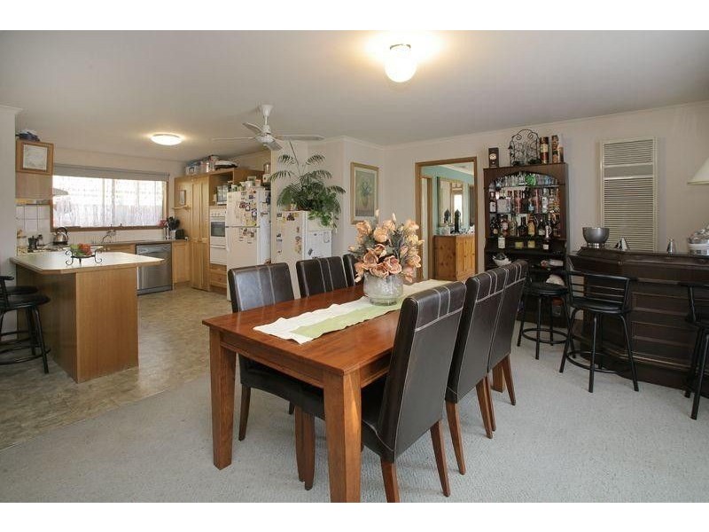 2 Dobson Crescent, Lynbrook VIC 3975