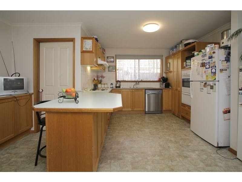 2 Dobson Crescent, Lynbrook VIC 3975