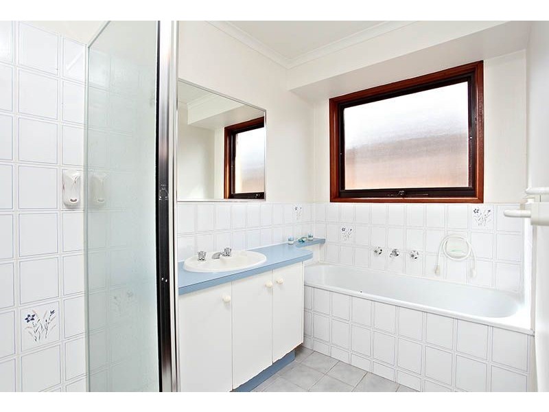 8 Sapphire Drive, Hampton Park VIC 3976