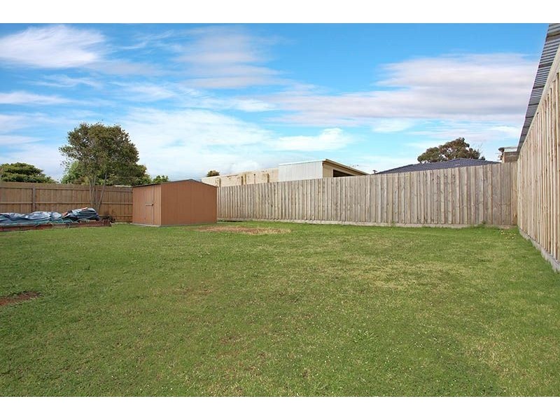 8 Sapphire Drive, Hampton Park VIC 3976