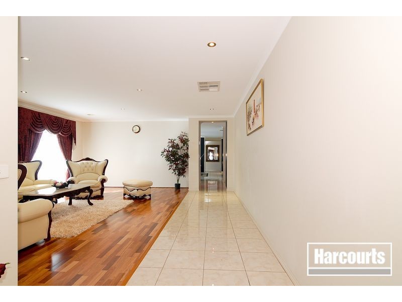 8 Palais Close, Narre Warren South VIC 3805