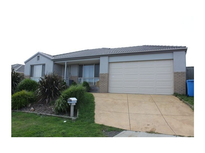 6 Fairways Boulevard, Cranbourne North VIC 3977
