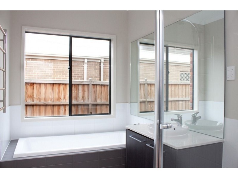 41 Nature Circuit, Cranbourne North VIC 3977