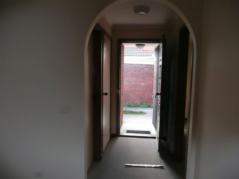 2/16 Childers Street, Cranbourne VIC 3977