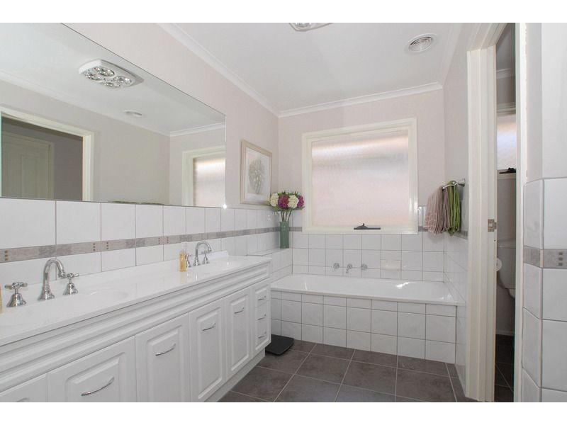 18 Beacon Drive, Langwarrin VIC 3910