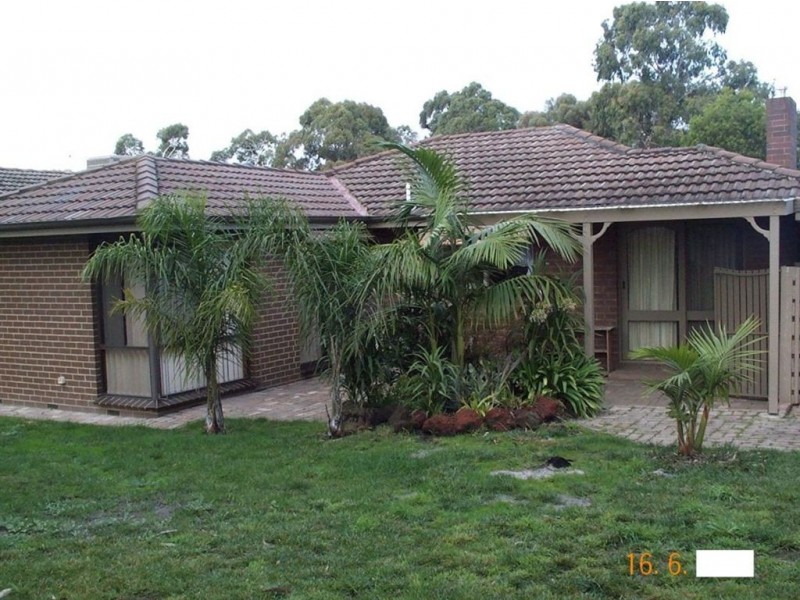 8 Raphael Crescent, Frankston VIC 3199