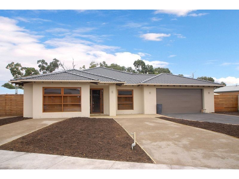 18 Blacksheoak Drive, Langwarrin VIC 3910