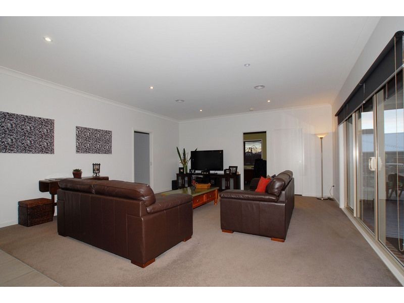 8 Aqueduct Road, Langwarrin VIC 3910