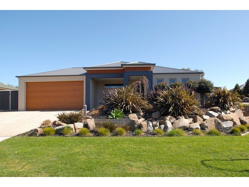 8 Trentham Way, Langwarrin VIC 3910
